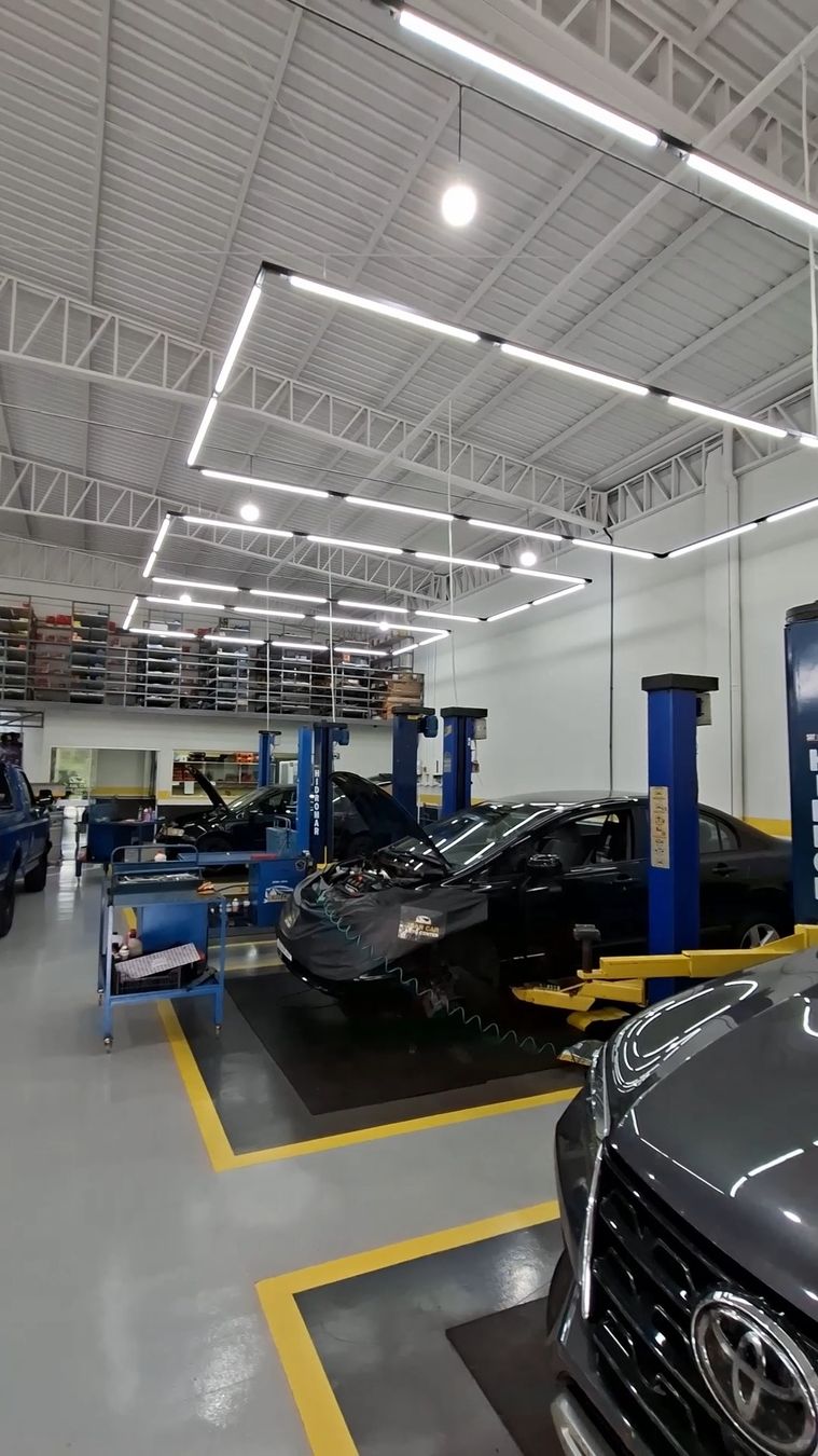 Interior da oficina Jean Car com elevadores e veículos em manutenção